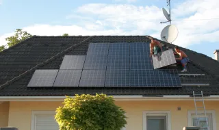 A napelem panel a helyére kerül